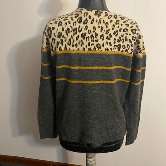 Beachlunchlounge Gray/Gold Leopard stripe pullover sweater, size M - Picture 5 of 5